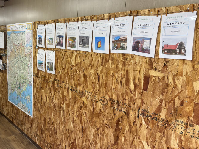 サイクリング情報が並ぶ店内掲示コーナー
