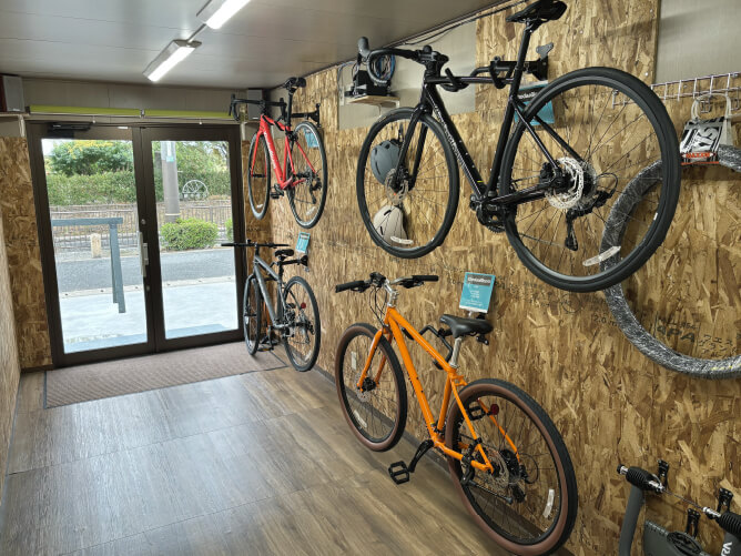 ロードバイクとクロスバイクの展示スペース