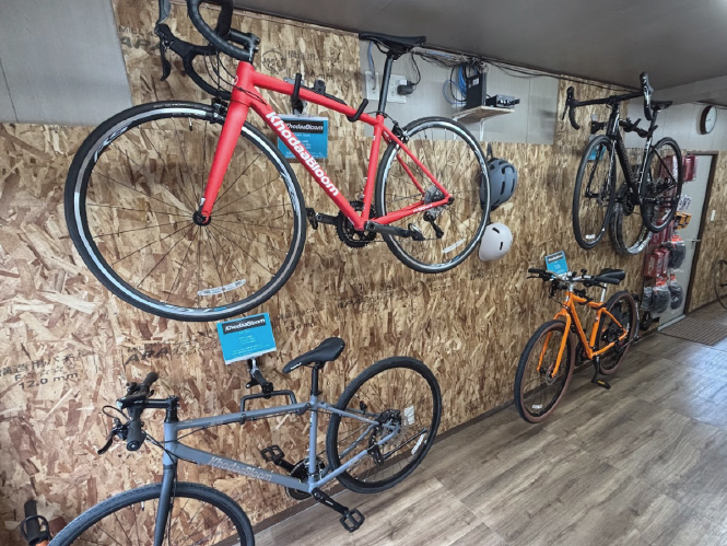 店内に展示されたロードバイクとクロスバイクの販売コーナー