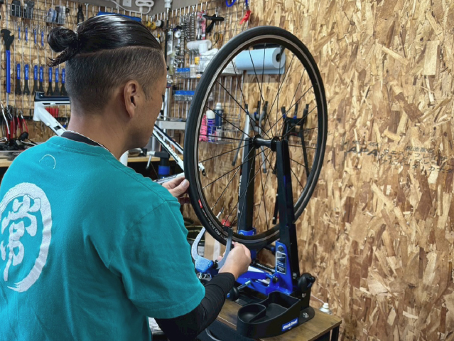 オーナーが自転車ホイールを整備している様子