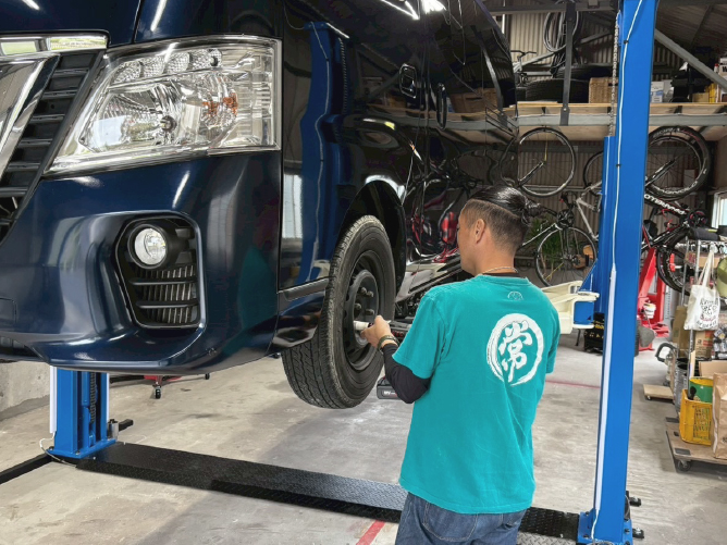 車両をリフトアップして点検・整備している工場内の様子